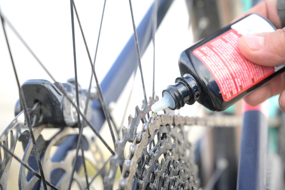 ¿Cuál es la mejor forma de engrasar la cadena de una bicicleta?